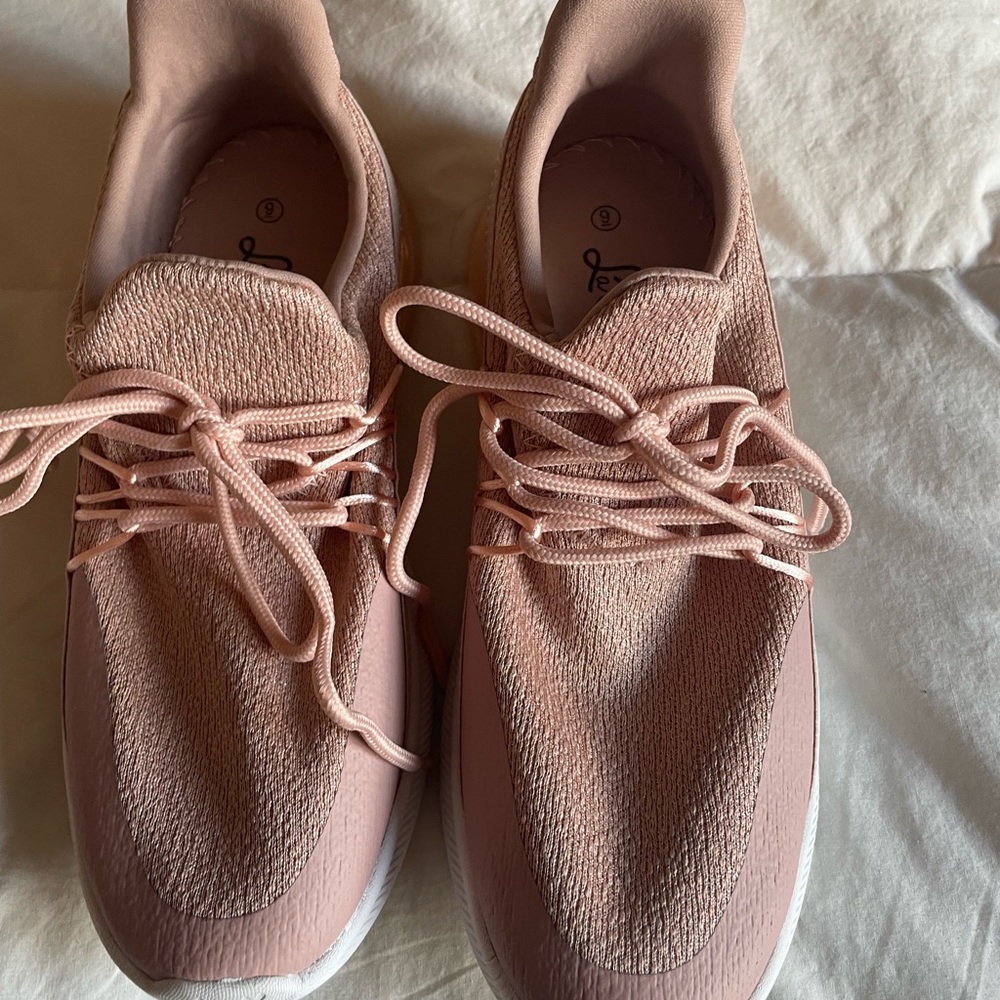 La Sheelah athletic shoes